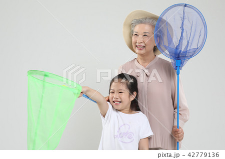 おばあちゃん 孫娘 家族 42779136