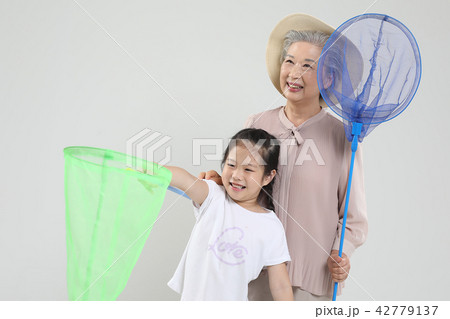 おばあちゃん 孫娘 家族 42779137
