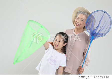 おばあちゃん 孫娘 家族 42779138