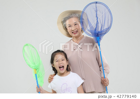 おばあちゃん 孫娘 家族 42779140