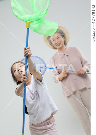 おばあちゃん 孫娘 家族 42779142