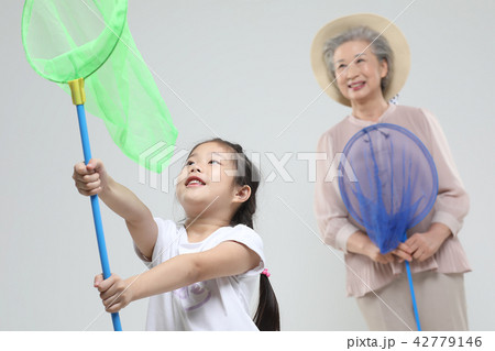 おばあちゃん 孫娘 家族 42779146