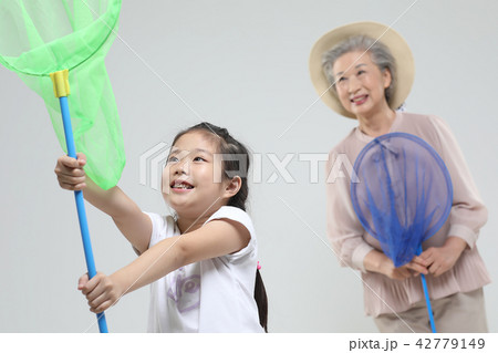 おばあちゃん 孫娘 家族 42779149