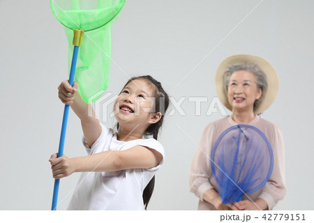 おばあちゃん 孫娘 家族 42779151