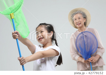 おばあちゃん 孫娘 家族 42779152