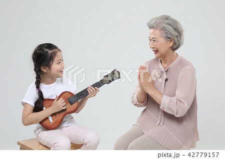 おばあちゃん 孫娘 家族 42779157