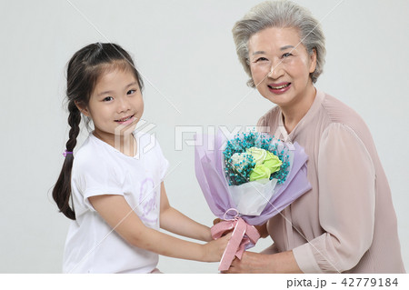 おばあちゃん 孫娘 家族 42779184