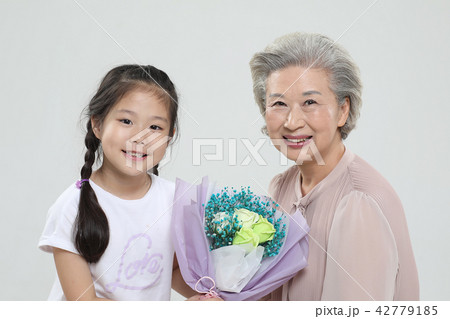 おばあちゃん 孫娘 家族 42779185