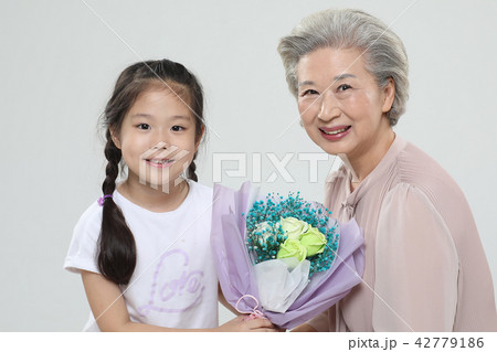 おばあちゃん 孫娘 家族 42779186