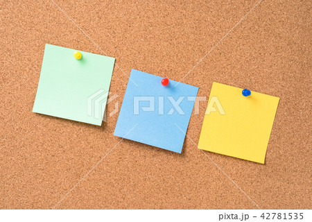 Cork board with colorful blank notes Cork board with colorful blank notes 42781535