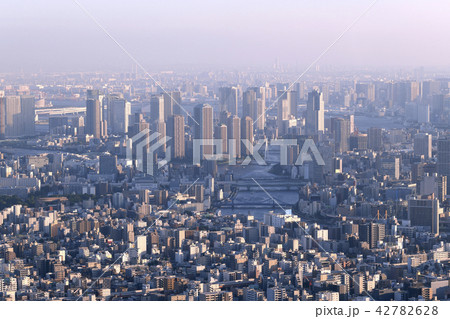 日本の東京都市景観 隅田川や夕陽に映えるリバーシティ21などを望む(奥に横浜のMM21が見える) 日本の東京都市景観 隅田川や夕陽に映えるリバーシティ21などを望む(奥に横浜のMM21が見える) 42782628