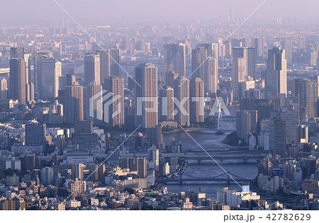 日本の東京都市景観　隅田川や夕陽に映えるリバーシティ21などを望む（奥に横浜のＭＭ２１が見える） 42782629