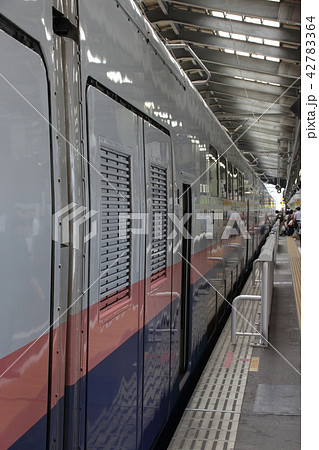 新潟駅に停車中の上越新幹線Maxとき号 42783364