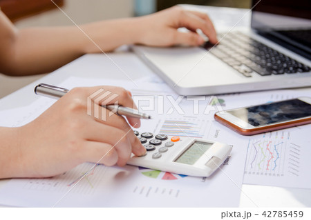 woman using calculator and laptop  42785459