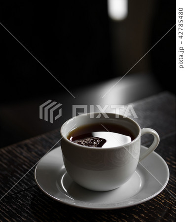 hot drink, cup of tea, dark room 42785480