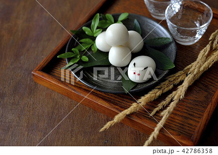 十五夜の月見団子　ウサギ 42786358