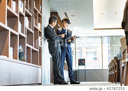 ビジネスマン、オフィス、打ち合わせ 42787253