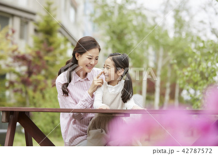 韓国人 母娘 笑顔 42787572