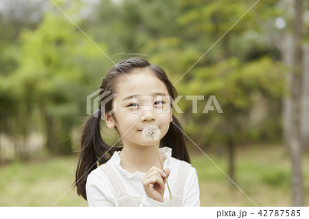 人物 子供 女の子 42787585