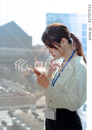 防災イメージ　安否確認 42787912