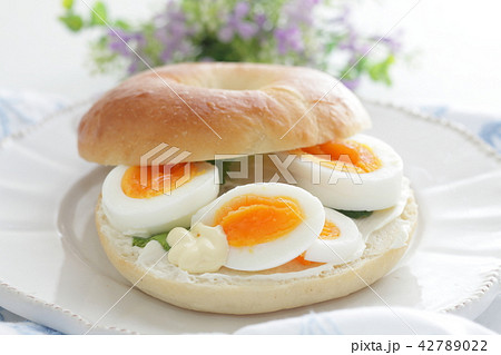 ゆで卵とクリームチーズのベーグルサンドイッチの写真素材