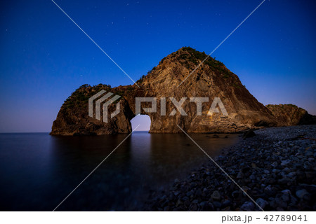 （静岡県）月夜の西伊豆千貫門 42789041