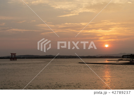 弁天島の夕日 42789237