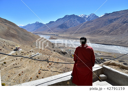 インドのヒマラヤ山岳地帯 スピティ谷のキーゴンパ 僧院から絶景を眺める僧侶 インドのヒマラヤ山岳地帯 スピティ谷のキーゴンパ 僧院から絶景を眺める僧侶 42791159