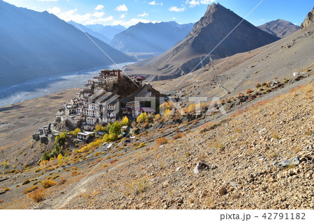 インドのヒマラヤ山岳地帯 スピティ谷のキーゴンパ 密集する寺院と僧院 美しい山々 インドのヒマラヤ山岳地帯 スピティ谷のキーゴンパ 密集する寺院と僧院 美しい山々 42791182