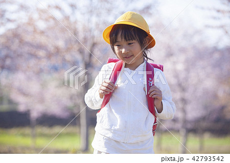 春　女の子 42793542