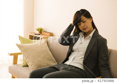 疲れて帰宅した女性　疲労　疲れ　ビジネスウーマン　ライフスタイル 42793986