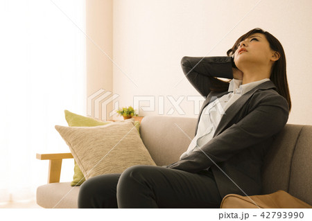 疲れて帰宅した女性 疲労 疲れ ビジネスウーマン ライフスタイル 疲れて帰宅した女性 疲労 疲れ ビジネスウーマン ライフスタイル 42793990