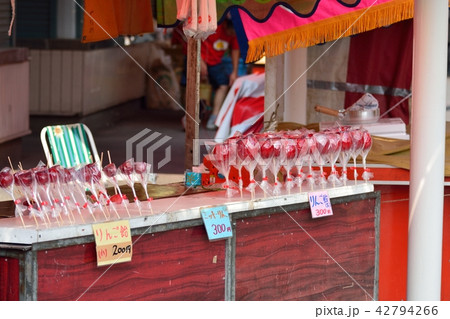 夏祭りの露店 りんご飴 の写真素材