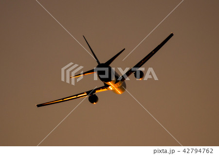 夕日と飛行機 夕日と飛行機 42794762