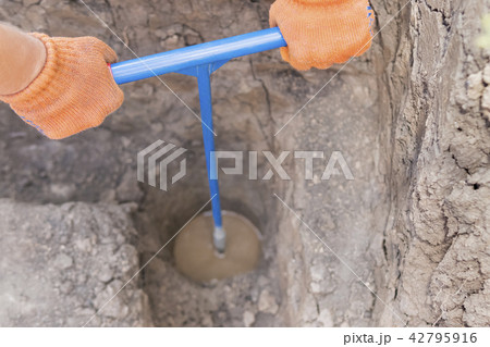 Drilling a well manually 42795916