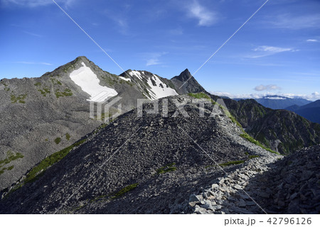 南岳の稜線から槍ヶ岳と中岳、大喰岳 42796126