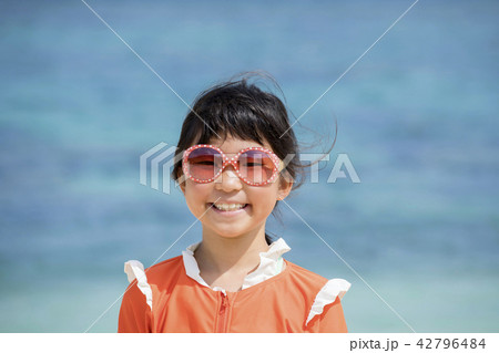 海と子供　リゾート 42796484
