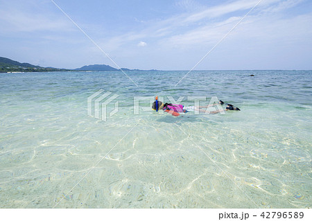 石垣島の海でシュノーケリングをする子供 リゾートイメージの写真素材