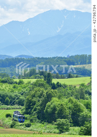 芦別岳と快速 ふらの びえい号 の写真素材