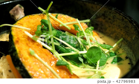Close-up images of soup curry with chicken 42796983