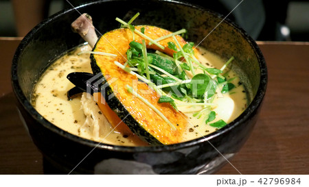 Close-up images of soup curry with chicken 42796984