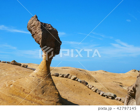 Queen s head Stone on Yehliu Geopark in Taiwan. Queen s head Stone on Yehliu Geopark in Taiwan. 42797145