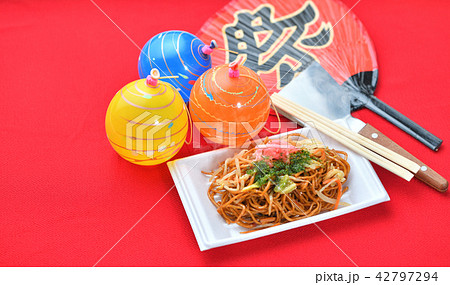 お祭り、おまつり、祭事、催事、縁日の焼きそば（やきそば、ヤキソバ）イメージ。 42797294