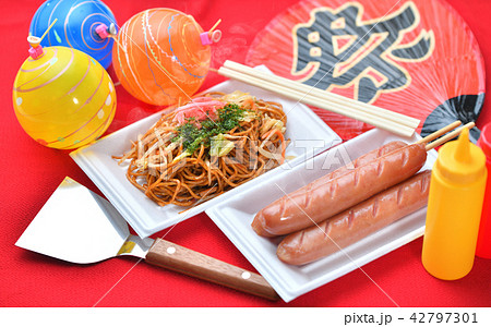 お祭り、おまつり、祭事、催事、縁日の焼きそば（やきそば、ヤキソバ）イメージ。 42797301