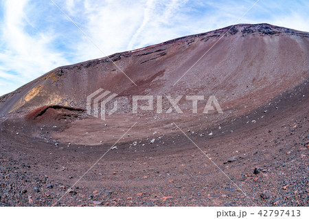 富士山頂を宝永山登山道より望む 富士山頂を宝永山登山道より望む 42797413