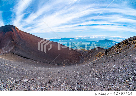 富士登山 宝永山第一火口縁より宝永山山頂や第二火口を望むの写真素材