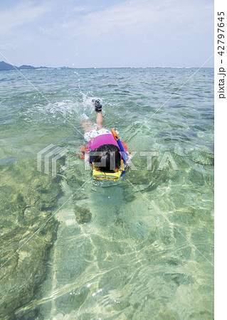 海と子供　シュノーケリング 42797645