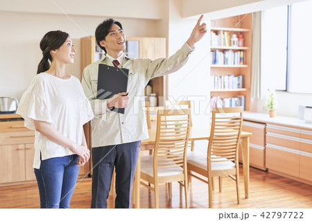 業者と女性 業者と女性 42797722