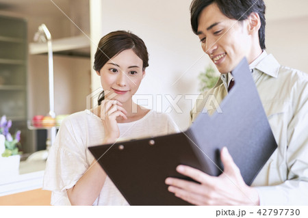 業者と女性 42797730