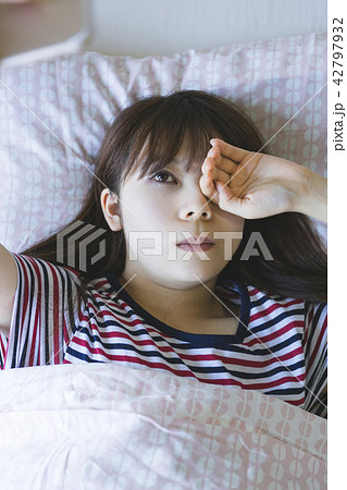 ベッドで自撮りをする女性 42797932